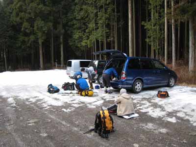 駐車場にて出発準備